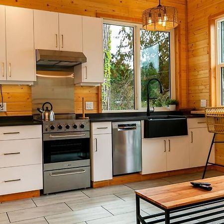 1-Bedroom Knotty Pine Cabin W Sauna & Jacuzzi Sooke Dış mekan fotoğraf