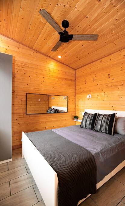 1-Bedroom Knotty Pine Cabin W Sauna & Jacuzzi Sooke Dış mekan fotoğraf