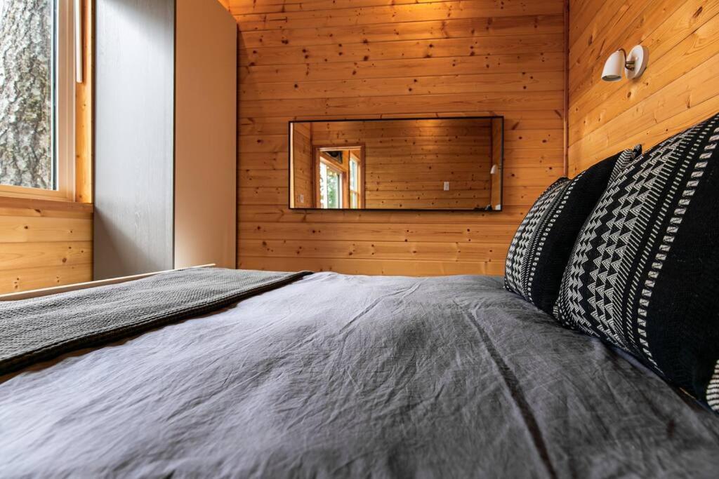 1-Bedroom Knotty Pine Cabin W Sauna & Jacuzzi Sooke Dış mekan fotoğraf