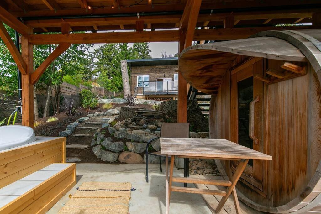 1-Bedroom Knotty Pine Cabin W Sauna & Jacuzzi Sooke Dış mekan fotoğraf