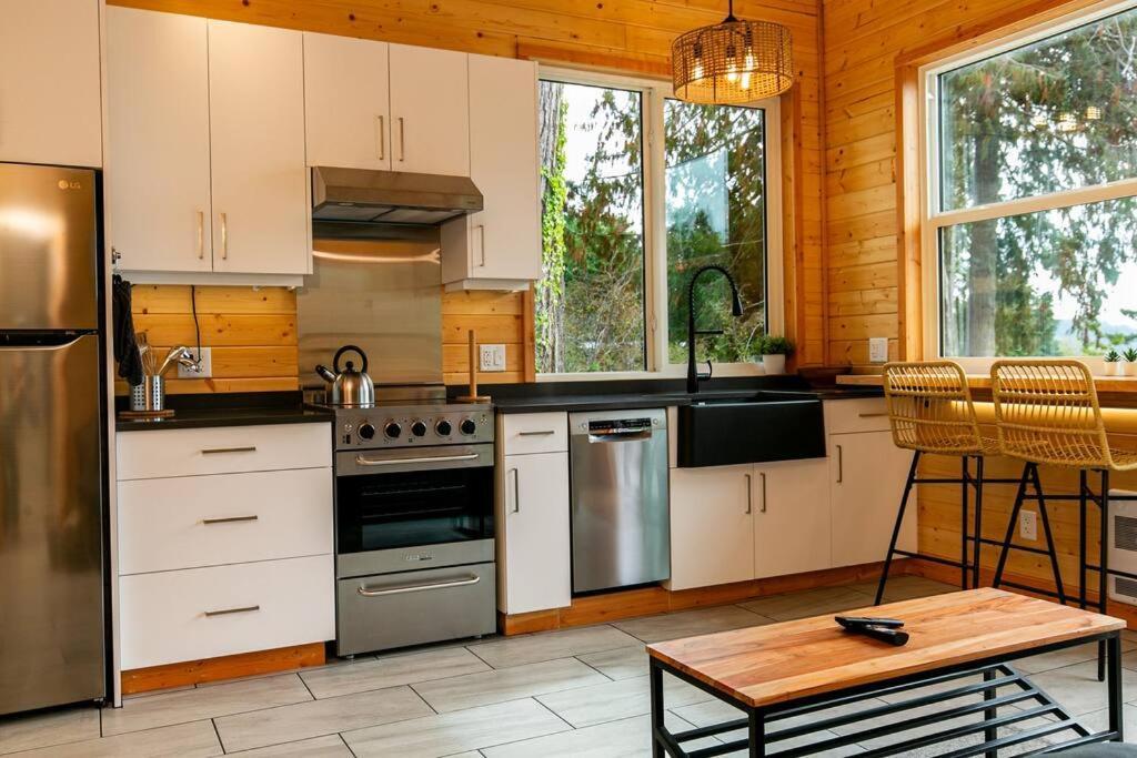 1-Bedroom Knotty Pine Cabin W Sauna & Jacuzzi Sooke Dış mekan fotoğraf