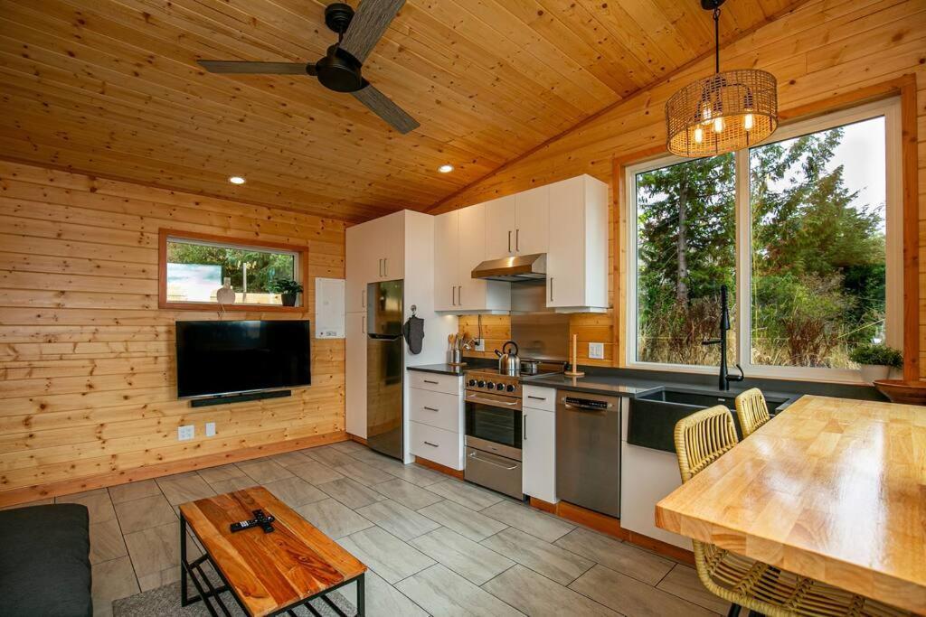 1-Bedroom Knotty Pine Cabin W Sauna & Jacuzzi Sooke Dış mekan fotoğraf