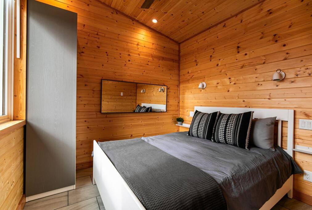1-Bedroom Knotty Pine Cabin W Sauna & Jacuzzi Sooke Dış mekan fotoğraf