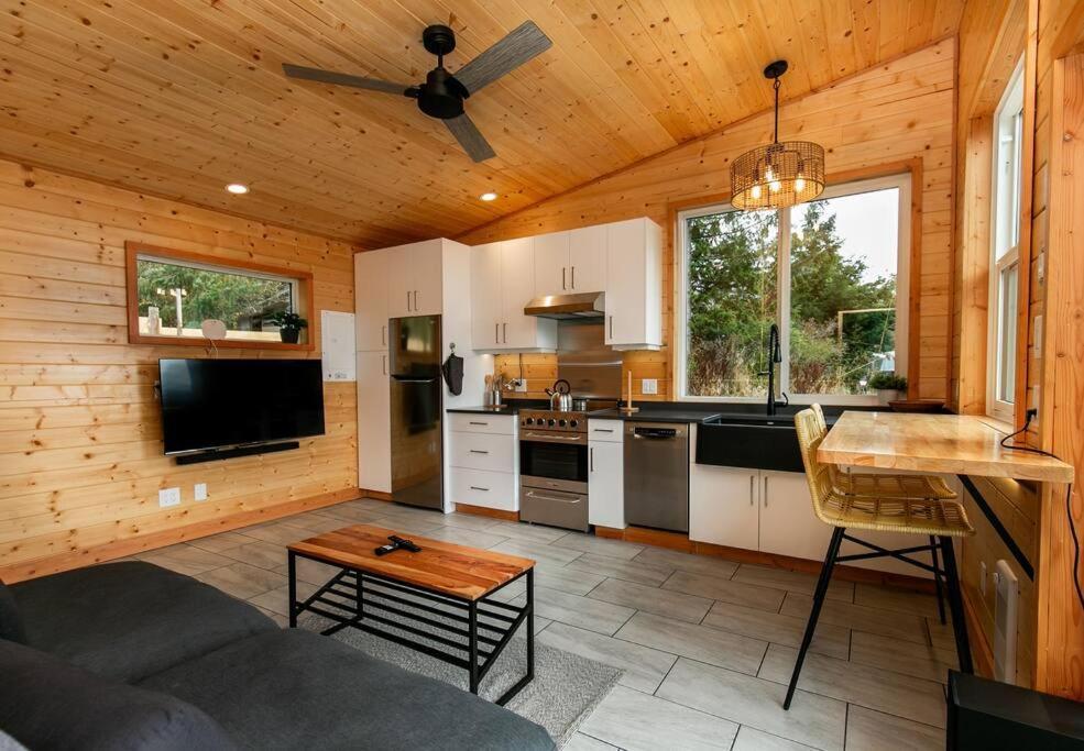 1-Bedroom Knotty Pine Cabin W Sauna & Jacuzzi Sooke Dış mekan fotoğraf