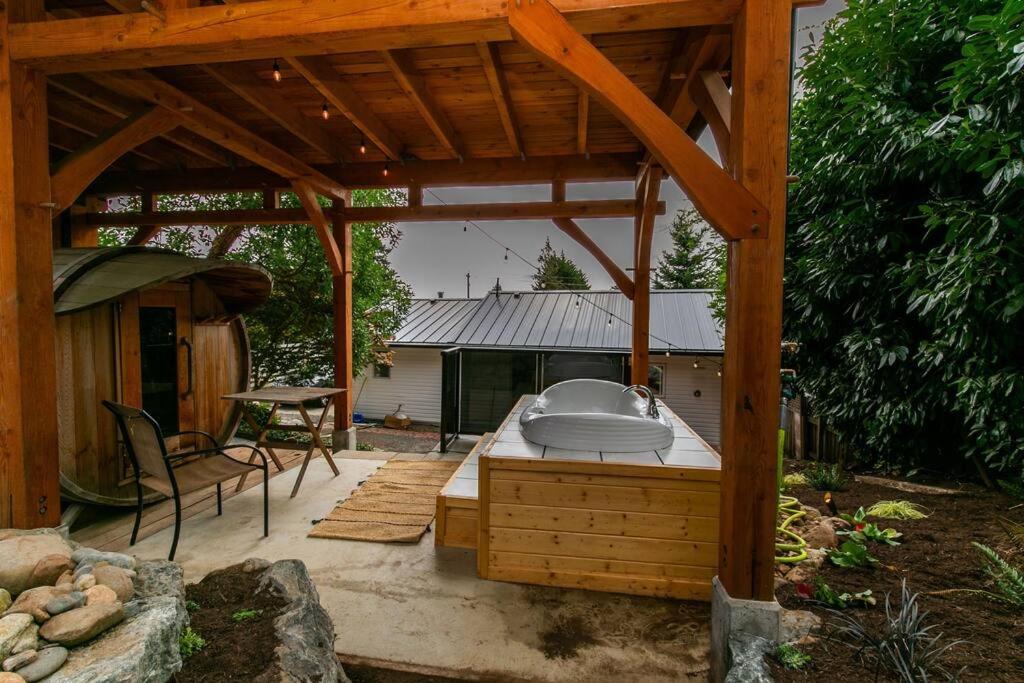 1-Bedroom Knotty Pine Cabin W Sauna & Jacuzzi Sooke Dış mekan fotoğraf