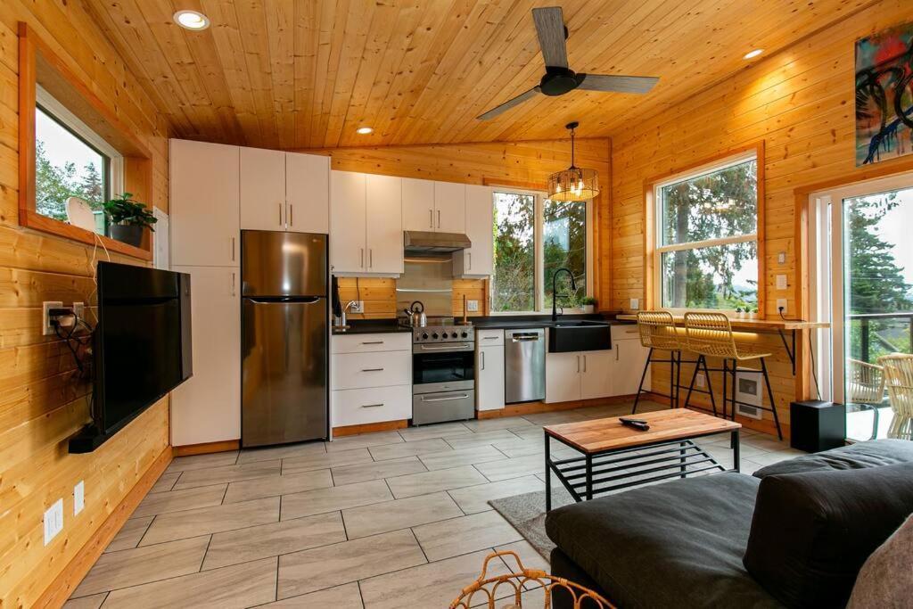 1-Bedroom Knotty Pine Cabin W Sauna & Jacuzzi Sooke Dış mekan fotoğraf