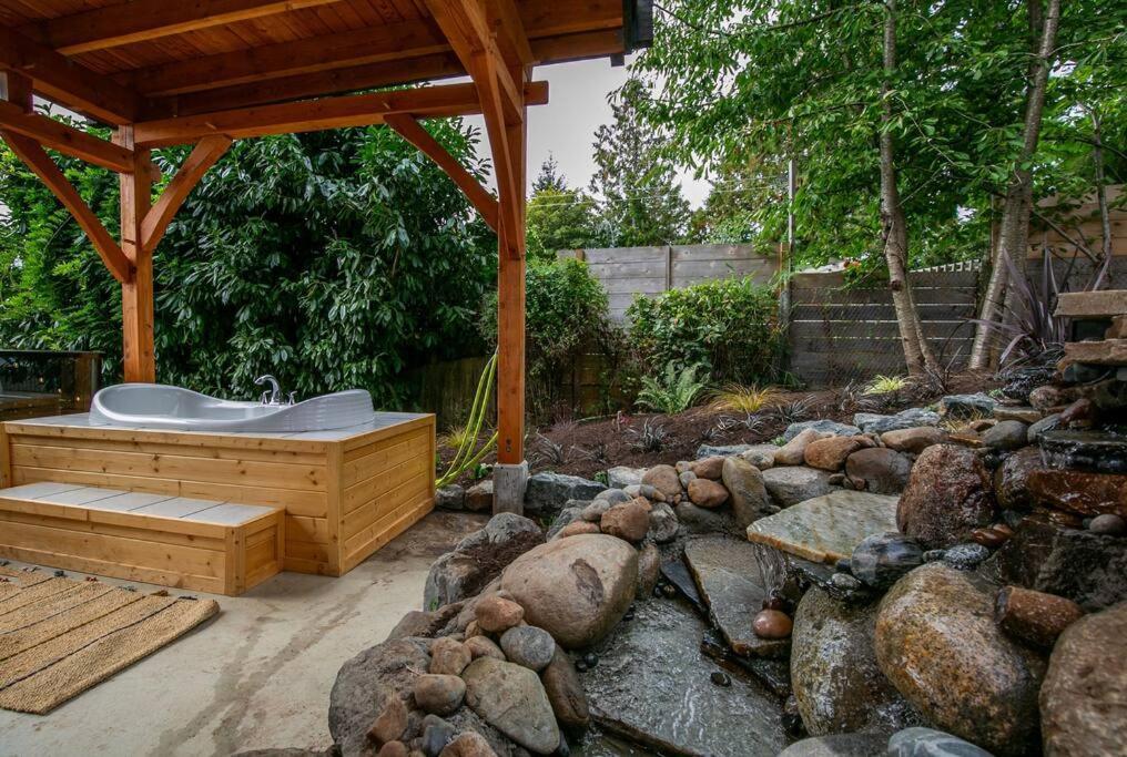 1-Bedroom Knotty Pine Cabin W Sauna & Jacuzzi Sooke Dış mekan fotoğraf