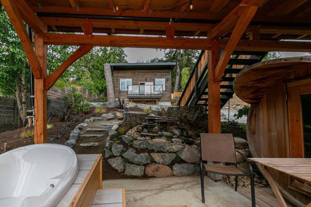 1-Bedroom Knotty Pine Cabin W Sauna & Jacuzzi Sooke Dış mekan fotoğraf