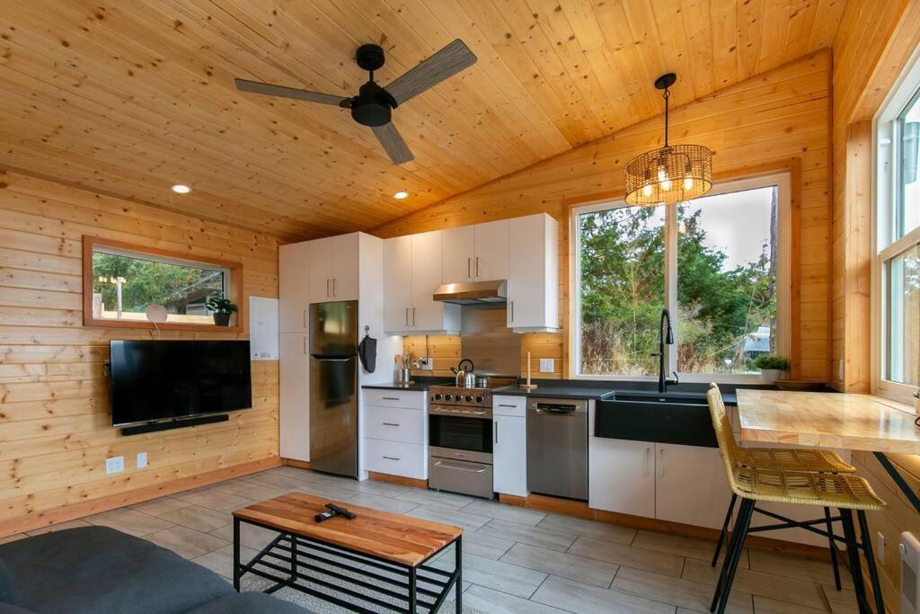 1-Bedroom Knotty Pine Cabin W Sauna & Jacuzzi Sooke Dış mekan fotoğraf