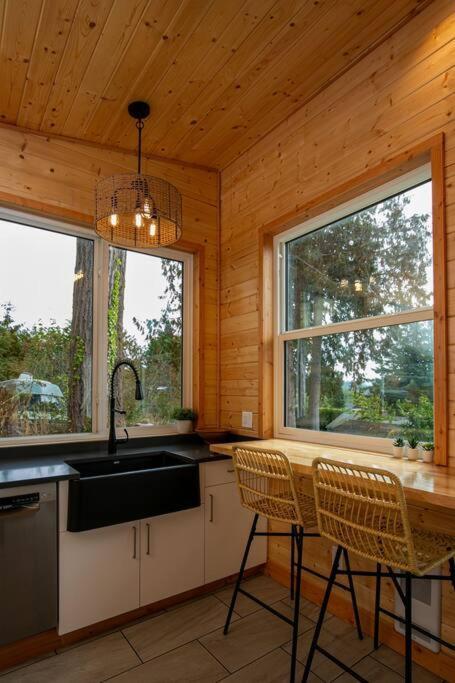 1-Bedroom Knotty Pine Cabin W Sauna & Jacuzzi Sooke Dış mekan fotoğraf