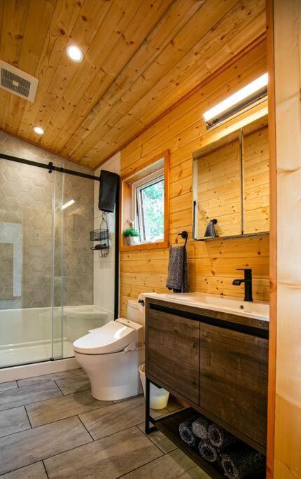 1-Bedroom Knotty Pine Cabin W Sauna & Jacuzzi Sooke Dış mekan fotoğraf