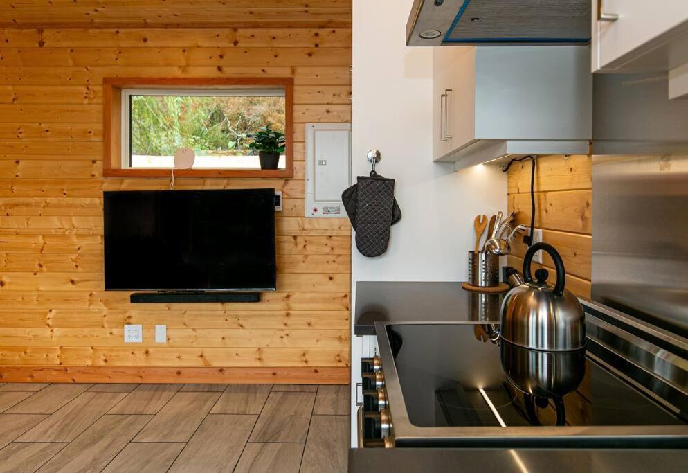1-Bedroom Knotty Pine Cabin W Sauna & Jacuzzi Sooke Dış mekan fotoğraf