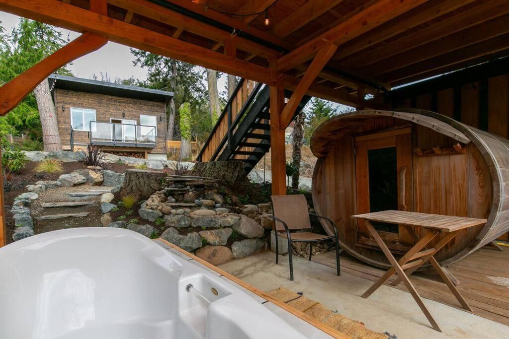 1-Bedroom Knotty Pine Cabin W Sauna & Jacuzzi Sooke Dış mekan fotoğraf