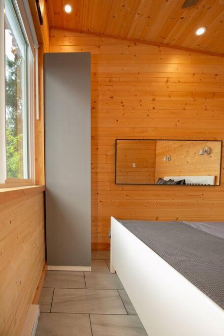 1-Bedroom Knotty Pine Cabin W Sauna & Jacuzzi Sooke Dış mekan fotoğraf